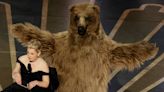 An unruly 'Cocaine Bear' helped Elizabeth Banks present award for Best Visual Effects at Oscars 2023