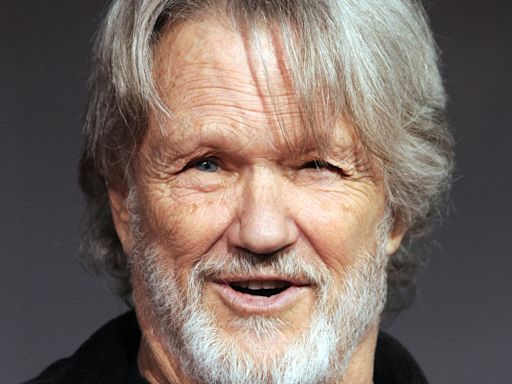 Murió el músico Kris Kristofferson, el protagonista de la película Nace una estrella junto a Barbra Streisand