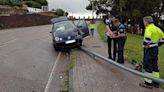 Una conductora empotra su coche contra una farola en Gijón