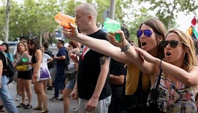 Protestan cientos contra turismo en Barcelona; mojan a visitantes