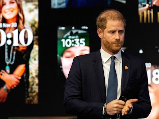 Prince Harry reveals who’s on his phone wallpaper as he receives standing ovation in NYC for…