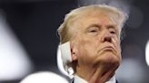 Trump reaparece con la oreja vendada tras el atentado y se corona como candidato y 'mesías' republicano