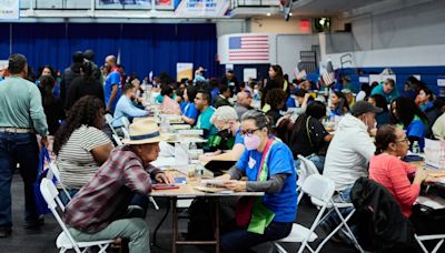 Más de 300 portadores de ‘Green Card’ reciben ayuda en jornada de ciudadanía en NYC - El Diario NY