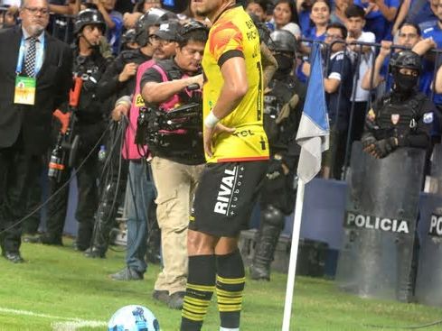 Desafiante cruce de Joao Rojas en la rueda de prensa tras el Emelec vs Barcelona