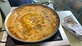 La prueba nunca vista en las oposiciones a maestro en Murcia: un candidato se hace viral cocinando una paella frente al tribunal