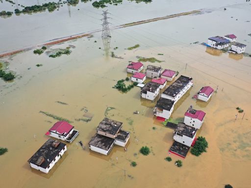 Three Gorges Dam on alert as heavy rain and floods kill 6 in China