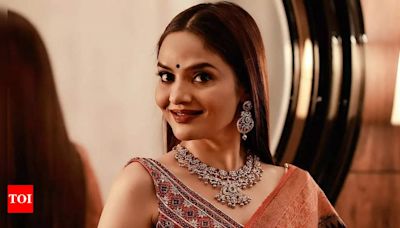 Madhoo recalls the time when actors had to change clothes in the open | - Times of India