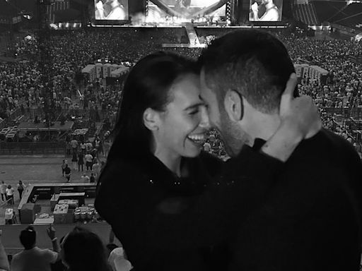 Miguel Ángel Silvestre y su novia, todo amor en el concierto de Manuel Carrasco