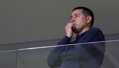 Tras la pálida imagen de Boca en Córdoba, Riquelme volvió a golpear la puerta del vestuario: de qué habló con los jugadores