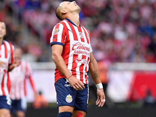 VIDEO: Las increíbles fallas del Chicharito Hernández en el debut de Chivas desatan burlas