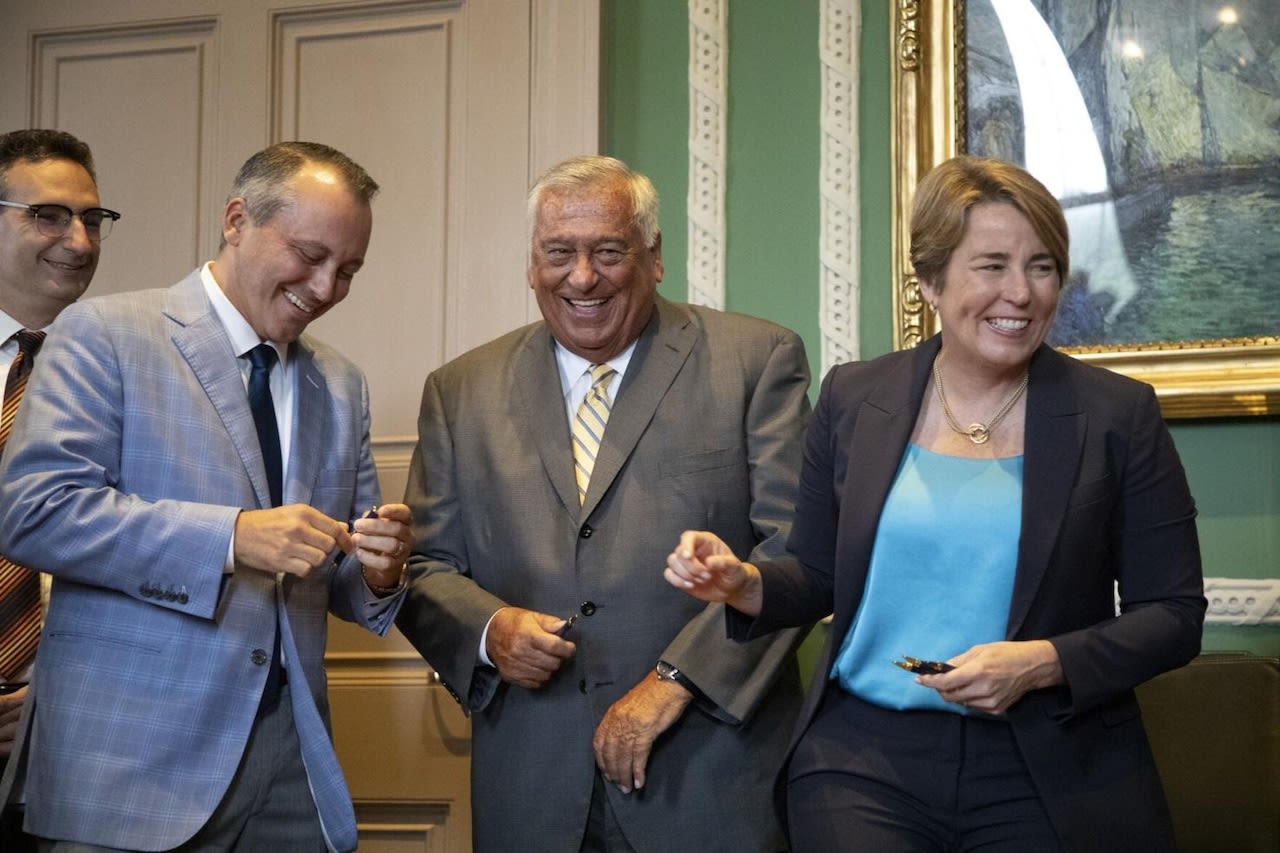 Mass. Gov. Healey, top Beacon Hill Dem huddle on economic development bill