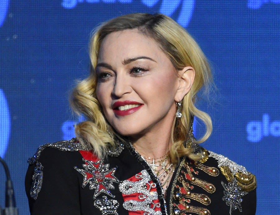 Fans sue Madonna over late appearance, hot arena in DC