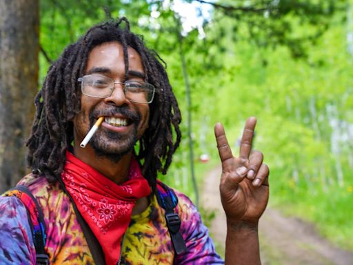 Más de 10 mil 'hippies' se encontraron (sin obtener permisos) en un remoto bosque: esta es la Familia Arcoíris y así los están echando