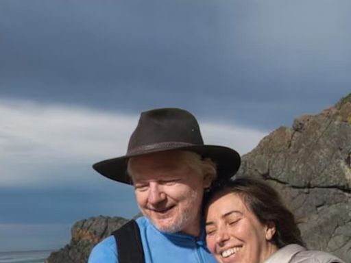 Julian Assange reaparece con una foto familiar en una playa de Australia