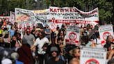 Protestas en Grecia contra reforma que amplía la jornada laboral y liberaliza los horarios