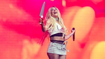 Kesha says she unknowingly waved around a real butcher knife during Lollapalooza set