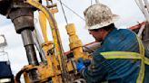 Devaluación y petróleo: salto del dólar oficial oxigena a empresas y provincias pero hay dudas sobre la nafta