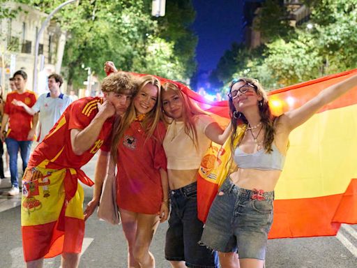 西班牙歐國盃奪冠 馬德里年輕球迷披國旗合影 (圖)