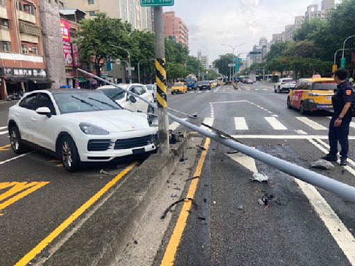 男駕駛保時捷恍神偏移車道 撞斷燈桿引發追撞 - 社會