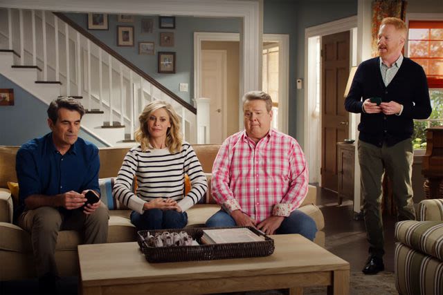 “Modern Family” cast reunion leads to family drama over group chats in new ad: 'Shame!'