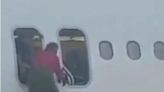 Falsa ameaça de bomba faz passageiros fugirem por asa de avião na Índia