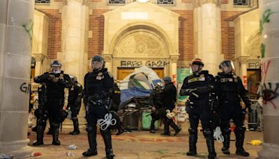 Basura, pintadas y edificios blindados: las huellas de la protesta propalestina desmantelada en el campus de Los Ángeles