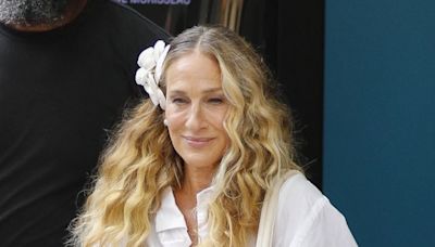 Comment porter une robe courte après 50 ans selon Sarah Jessica Parker ?