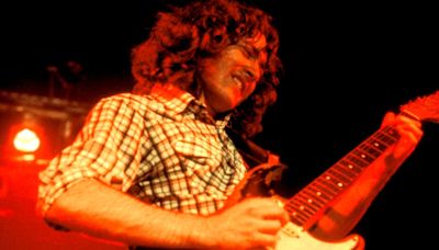 Cuimhní cinn ar Rory Gallagher ard-draoi an Fender Stratocaster