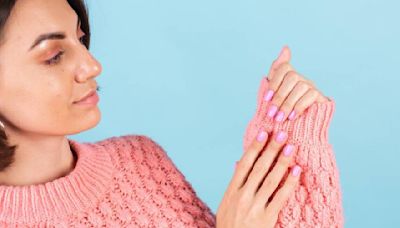 Efecto terciopelo: la manicura que está en tendencia esta temporada y queda de maravilla en uñas cortas