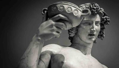 Critican y piden vetar a turista por hacer actos inapropiados con una estatua en Italia