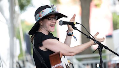 Musician Lisa Loeb says acoustic guitar was stolen at Indianapolis hotel