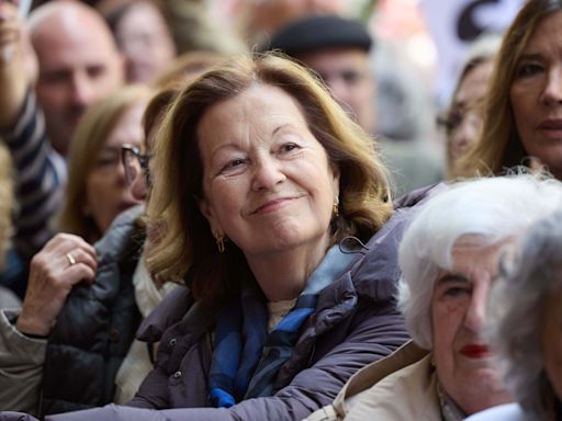 Carmen Romero, exmujer de Felipe González, presente en la manifestación de Ferraz en apoyo a Pedro Sánchez