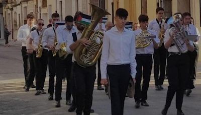 La Agrupación Musical de Rocafort desafía al alcalde y desfila con banderas palestinas durante el Corpus