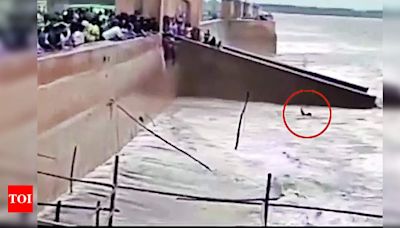 Viral video captures 2 men drowning in sea at Jampore | - Times of India