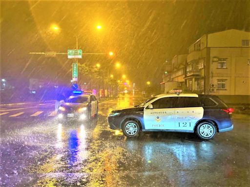 湖子內居民受困颱風侵襲 八掌警風雨中協助救災紓困 | 蕃新聞