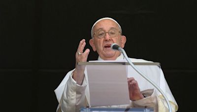 Papa Francisco: “Necesitamos una iglesia y una sociedad que no excluya a nadie, que no traten a nadie como ‘impuro’” - La Tercera
