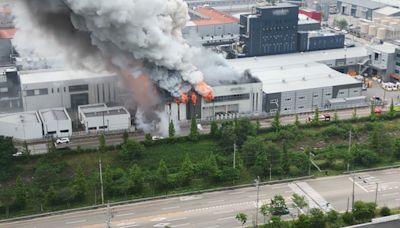 Un voraz incendio en una fábrica de baterías de litio de Corea del Sur dejó 22 muertos, la mayoría chinos