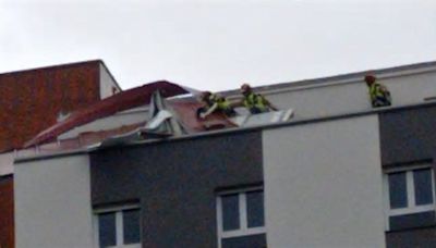 El viento levanta una cubierta en Pinilla y obliga a cortar el paso del tráfico