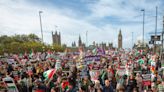 Decenas de miles de personas piden en Londres que Israel detenga la guerra en Gaza