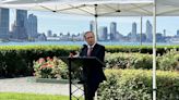 Petro inaugura en el jardín de la ONU un monumento dedicado a la paz en Colombia