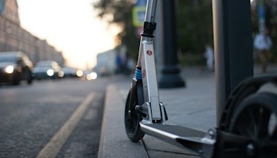 Multas por usar el móvil mientras se conduce un patinete