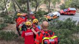 Los bomberos rescatan a un escalador tras caerse en el muro de Caimari