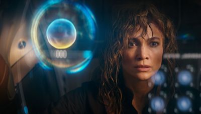 Sie traut keiner Künstlichen Intelligenz: Jennifer Lopez lässt es im Netflix-Thriller "Atlas" richtig krachen