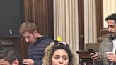 Una diputada libertaria asistió al Congreso con un patito en la cabeza