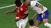 La Nación / Francia triunfa, pero Mbappé se rompe nariz