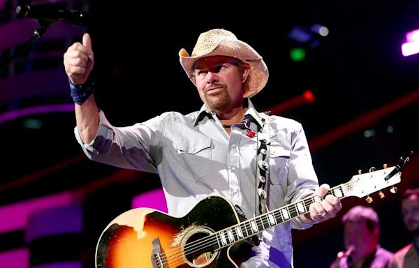 Toby Keith's daughter accepts his posthumous honorary degree