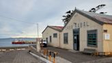 El almacén de ramos generales de 123 años que custodia la historia de un pueblo marino mágico