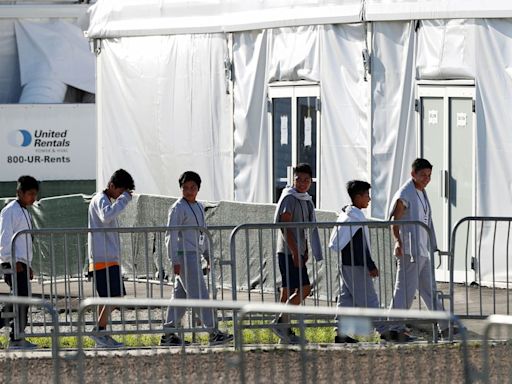 EE. UU. busca fin parcial para la supervisión judicial sobre niños migrantes