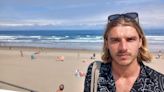 Iyán Castaño, artista plástico, en el Longboard de Salinas: 'La técnica que utilizo en mis obras es cosecha propia'
