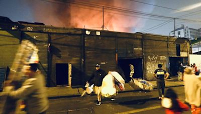 Incendio en Mesa Redonda: Bomberos intentan controlar el fuego en almacén de galería del jirón Andahuaylas (VIDEO)